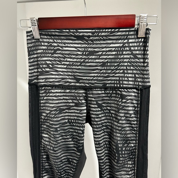 Lululemon Leggings Grey and Black with mesh insets. Size 4
Offers welcome! - Picture 4 of 7
